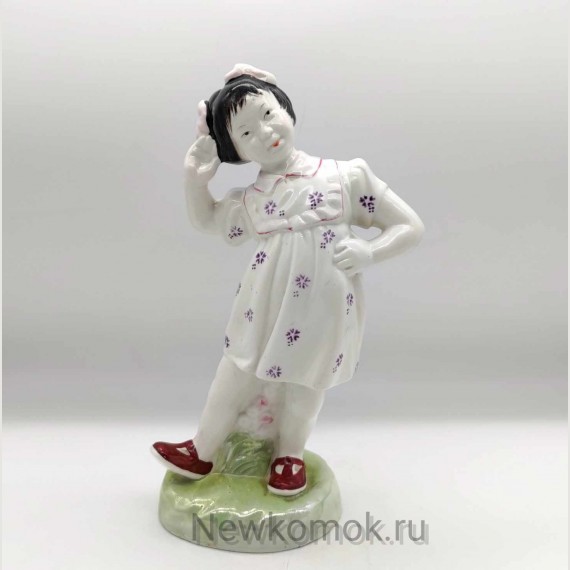 Фарфоровая статуэтка "Плясунья". Китай. Фарфоровая статуэтка "Плясунья". Китай.
