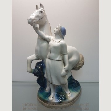 Скульптура "Колхозница с конем". Гжель