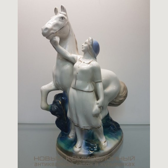 Скульптура "Колхозница с конем. Конезаводчица". Гжель