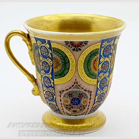 Антикварная фарфоровая чашечка. Франция, середина XIX века.