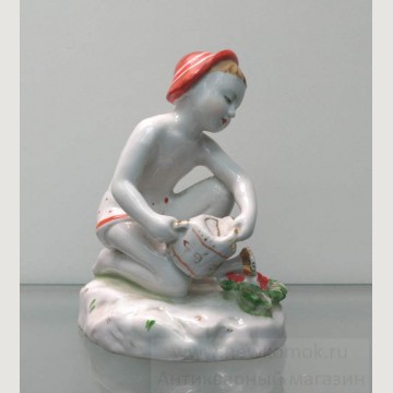 Фарфоровая статуэтка "Юный садовод"(Мальчик с лейкой) ЛФЗ. 