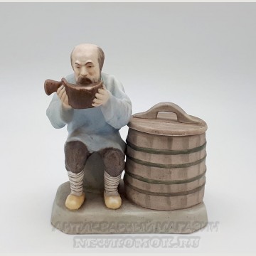 Скульптура "Крестьянин пьющий воду из ковша". Гарднер. Цена по запросу. 