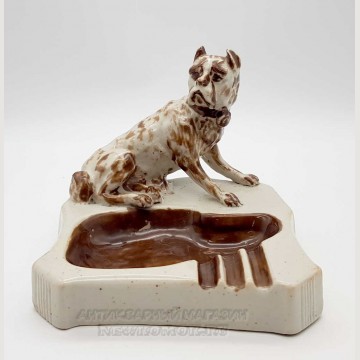 Пепельница со скульптурой собаки. 