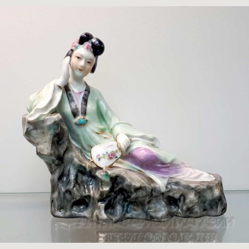 Фарфоровая статуэтка "Китаянка с зеркалом". Китай. 1950 - е. 