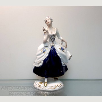 Фарфоровая статуэтка "Дама с веером". Royal Dux. Продано. 