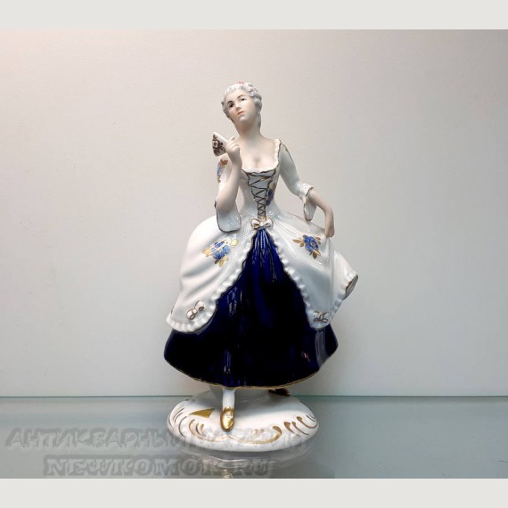 Фарфоровая статуэтка "Дама с веером". Royal Dux.