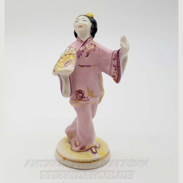 Фарфоровая статуэтка "Китаянка с веером". Гжель. 