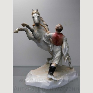 Фарфоровая статуэтка "Укрощение коня". Herend. 