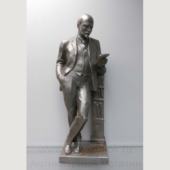 Скульптура "Ленин с книгой".