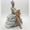 Фарфоровая статуэтка "Балерина (танцовщица) надевает пуанты". Unter Weiss Bach. Германия.