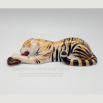 Фарфоровая статуэтка "Тигр с мясом". ЛФЗ. 