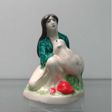 Фарфоровая статуэтка "Девушка с ягненком". Ереван. 