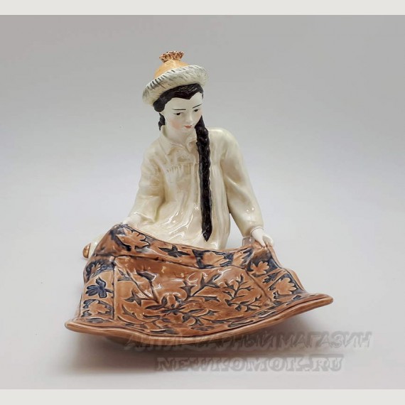 Фаянсовая скульптура (конфетница) "Киргизка с ковром". Конаково.