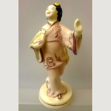 Фарфоровая статуэтка "Китаянка с веером ". Гжель. 