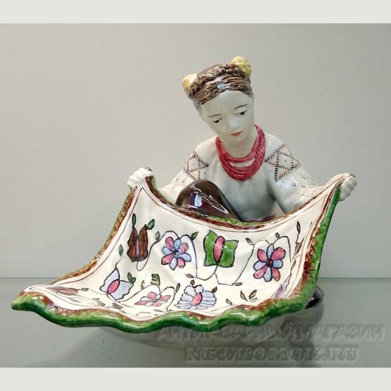 Скульптура "Украинка с ковром". Конаково. 1955 г.
