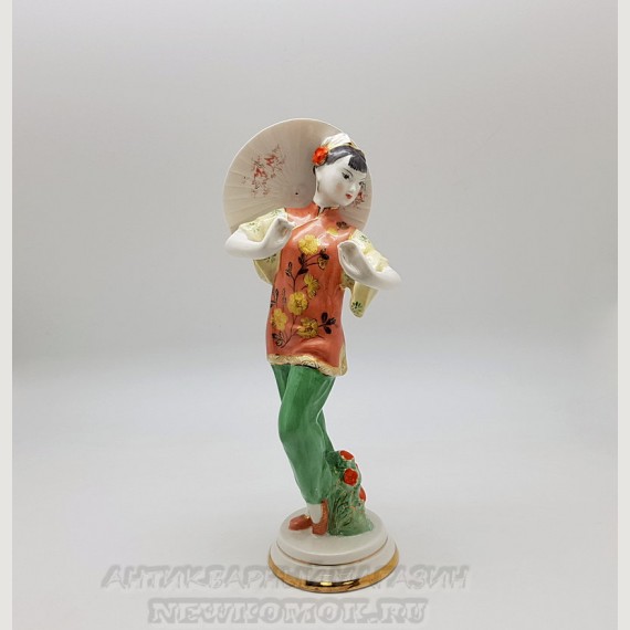 Скульптура "Китаянка с зонтиком". ДФЗ. (Вербилки). 1954 - 1965 гг.. По запросу.