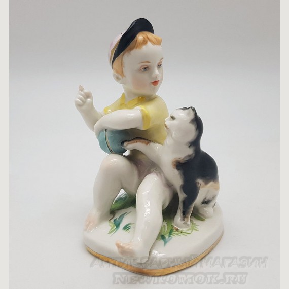 Фарфоровая статуэтка "Мальчик с кошкой". ЛФЗ. Продано.