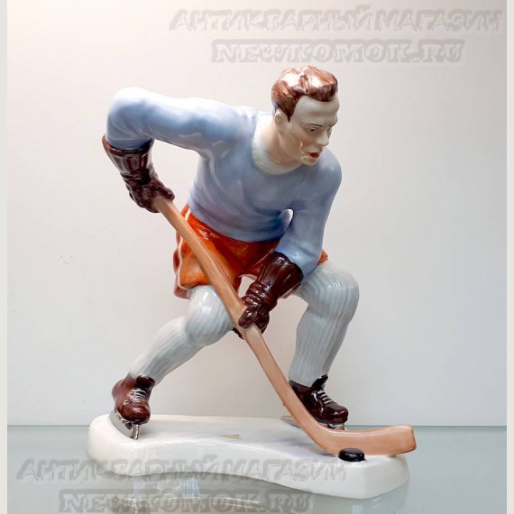 Фарфоровая статуэтка "Хоккеист". Royal Dux. Bohemia.