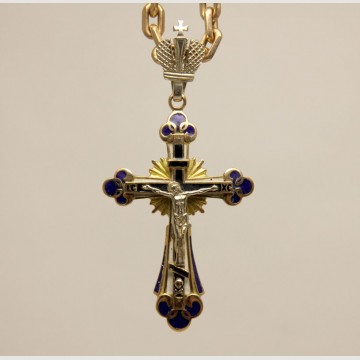 Золотой крест с распятием в эмалях. 