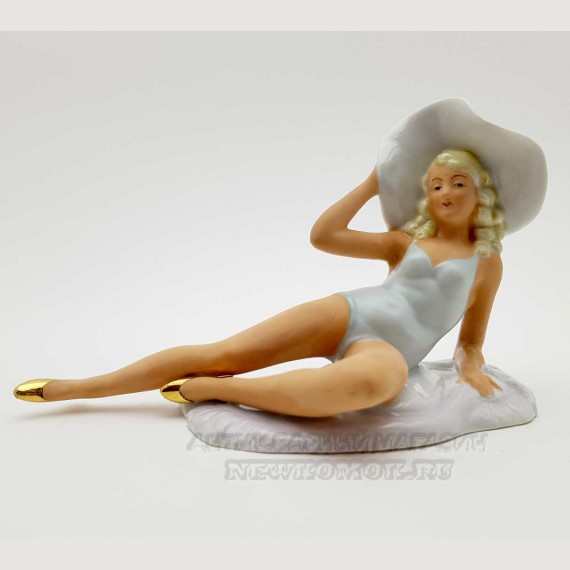 Фарфоровая статуэтка "На пляже" (Девушка в купальнике держит шляпу). Германия.