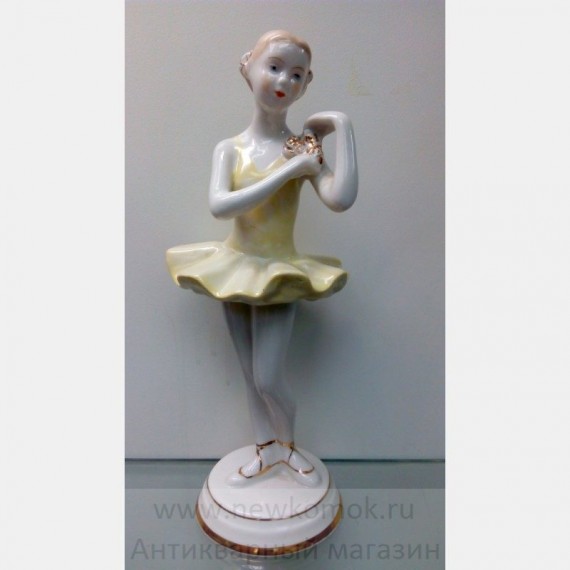 Фигурка из фарфора "Балерина с цветком в желтом платье". Вербилки. 1954-1965 гг..