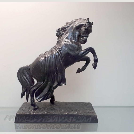 Скульптура "Конь с попоной". Касли. Автор П.К. Клодт. Чугун.