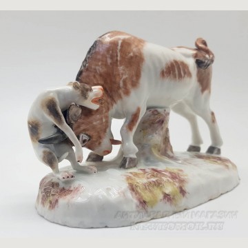 Фарфоровая статуэтка "Бой быка с собакой". Франция. 