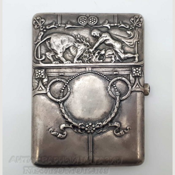 Антикварный серебряный портсигар "Подвиг Геракла" (Геракл убивает немейского льва).