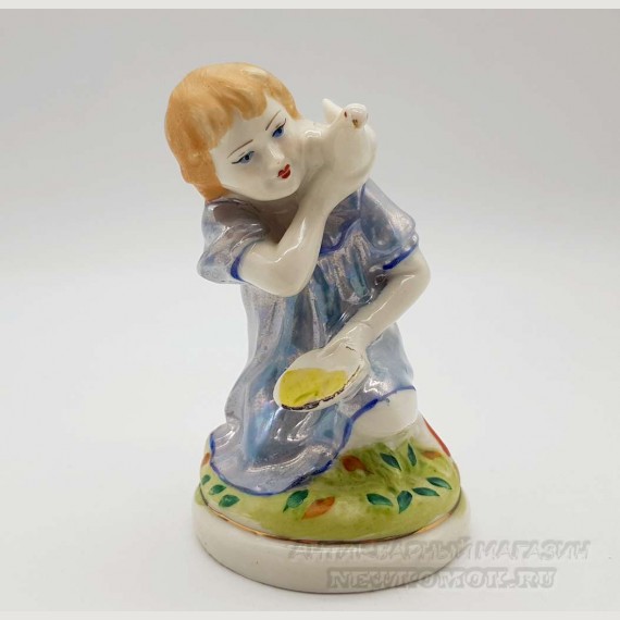 форовая статуэтка "Девочка с голубем". Полонский фарфоровый завод художественной керамики.