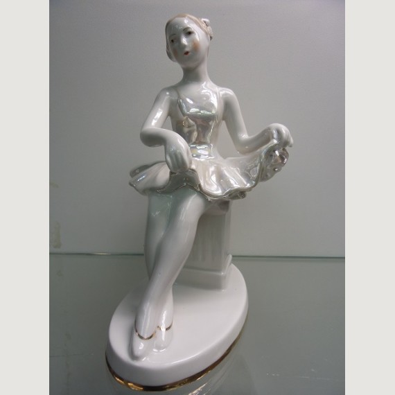 Фарфоровая статуэтка "Балерина на тумбе". Вербилки. Автор ск.О.Артамонова