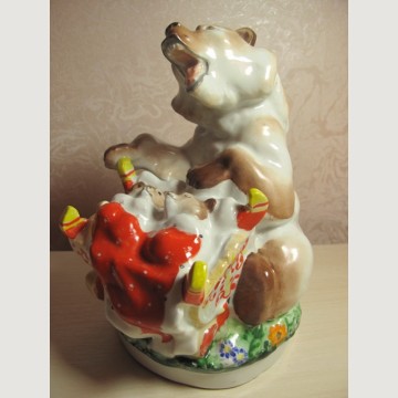 Фарфоровая статуэтка "Медведица у колыбели с медвежатами". 