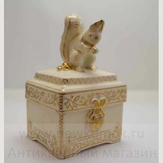 Шкатулка "Белочка с орешками". Конаково.